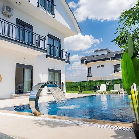 5 Minutes To Legends For 12 People With Private Pool