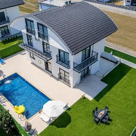 5 Minutes To Legends For 12 People With Private Pool